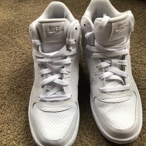 Nike’s shoes. 7 youth fit women’s 8 1/2